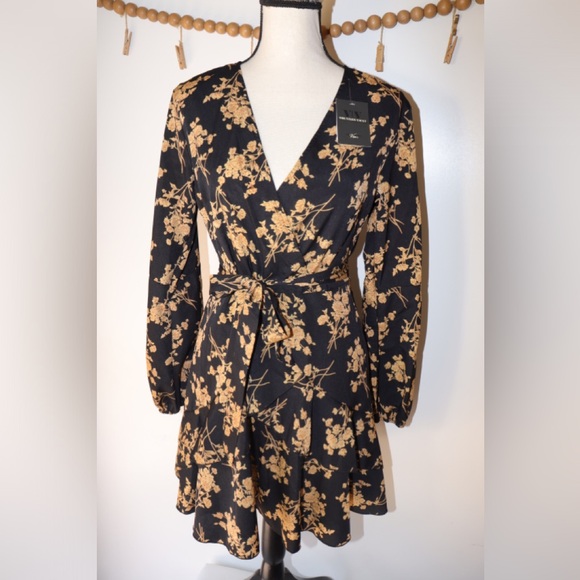 VIXEN Long Sleeve Dress with Tie - Picture 3 of 10